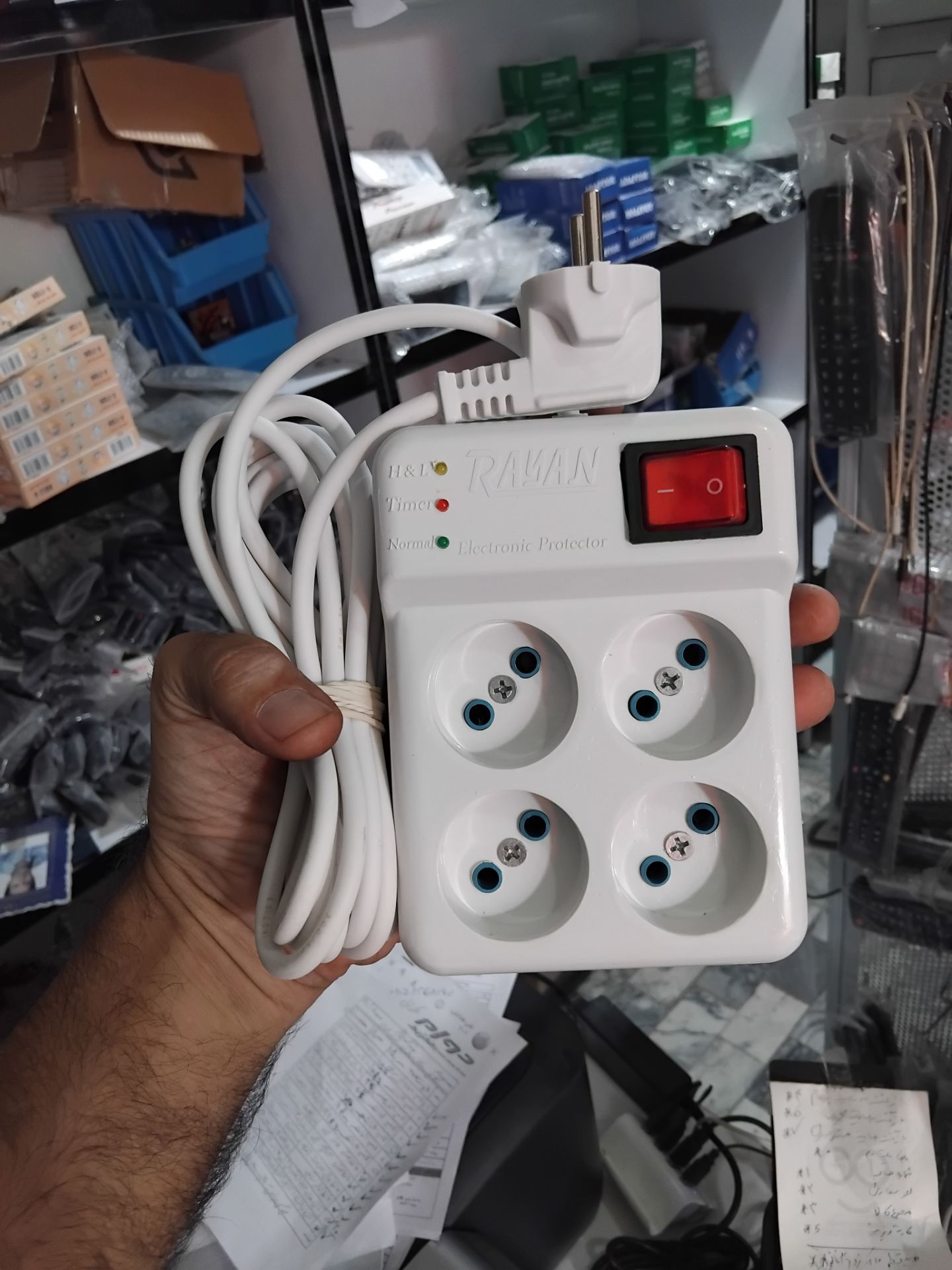 محافظ برق صوتی و تصویری 4 خانه رایان با کابل 3 متری با گارانتی درجه یک